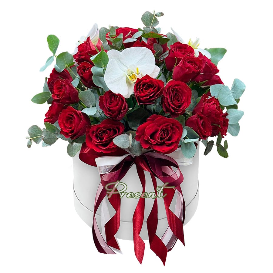 Rosen mit Orchideen in einer Schachtel