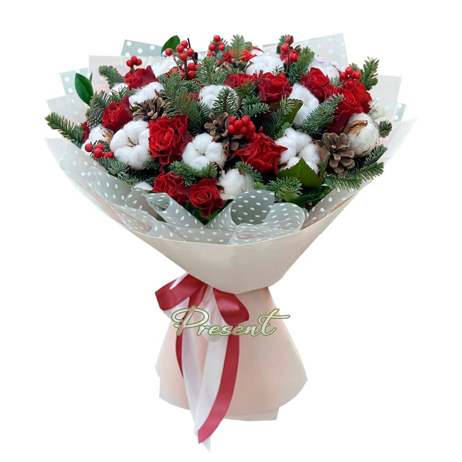 Ramo de Año Nuevo de rosas y giperikum decorado con verdor.